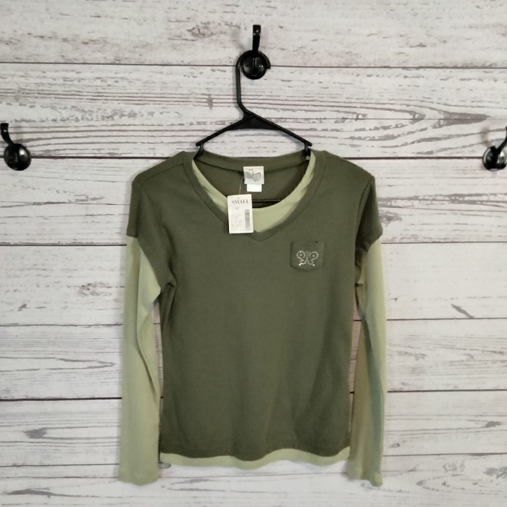 New Without tags. "No Brand" woman's shirt ( butterfly symbol)